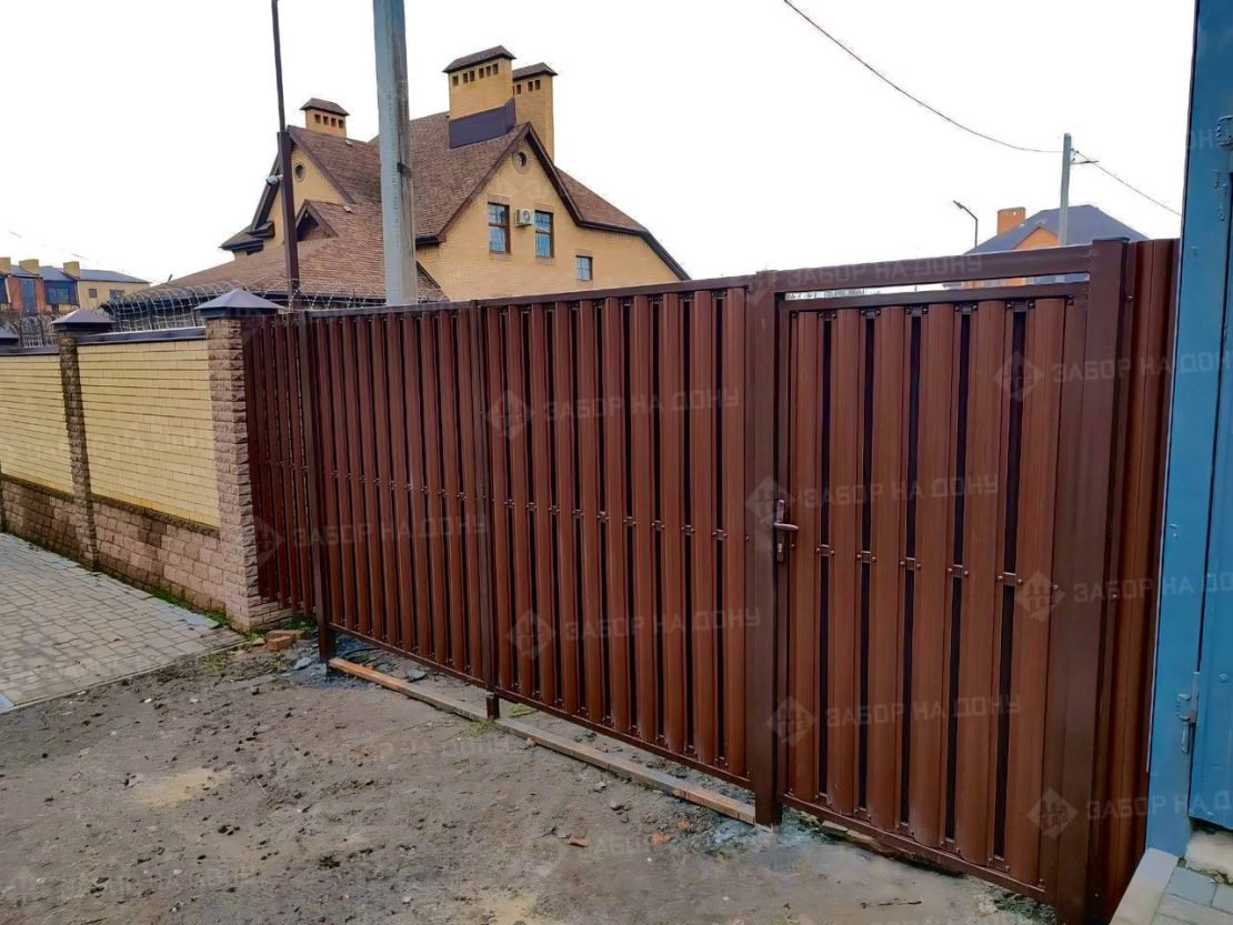 Ворота с калиткой для частного дома и дачи  в Горловке
